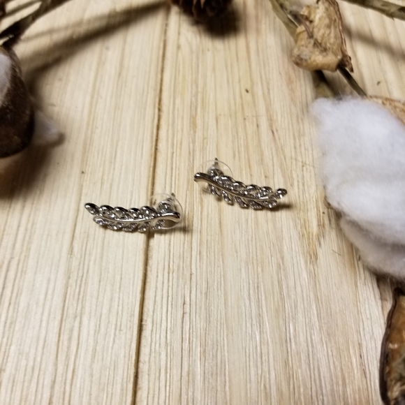 🌿🌿Gorgeous SILVER plated Leaf ear climbers with CZ's🌿🌿 - Picture 7 of 10